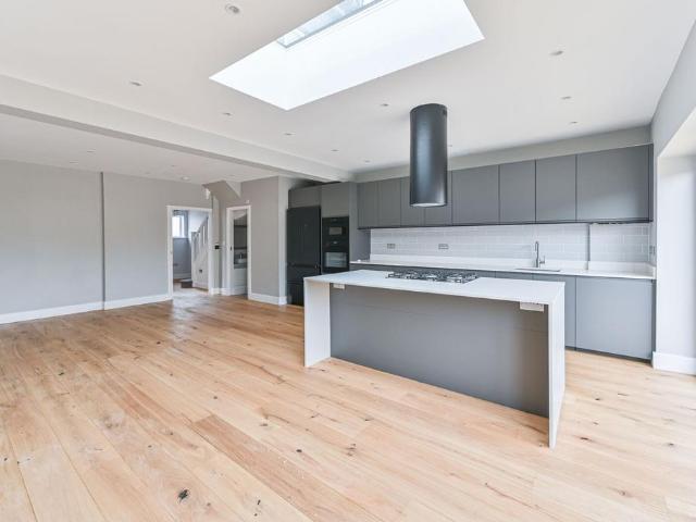 House for sale in London Borough of Merton, Mitcham