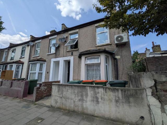 House for sale in Upton, Greater London