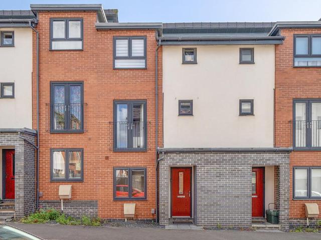 House for sale in Kingswood