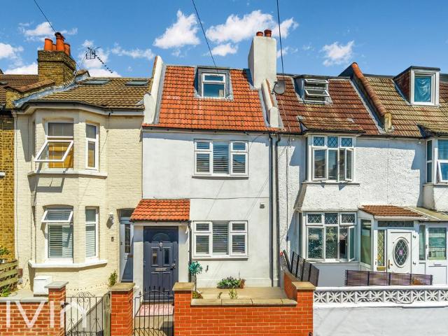 House for sale in London Borough of Croydon, Waddon
