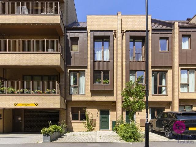 House for sale in West Finchley, Greater London
