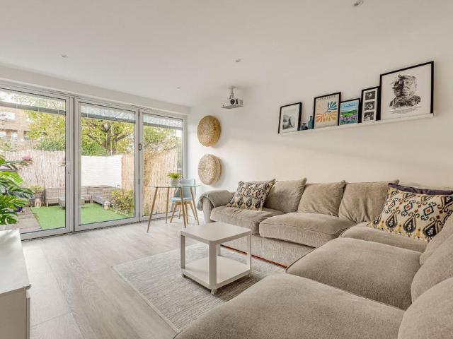 House for sale in Wandsworth, East Hill