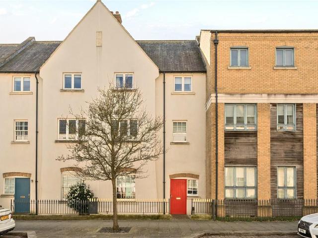 House for sale in Upton