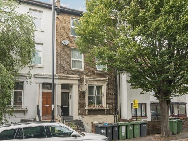 House for sale in London Borough of Lewisham, New Cross