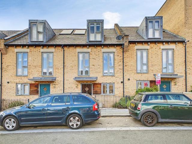 House for sale in Upton