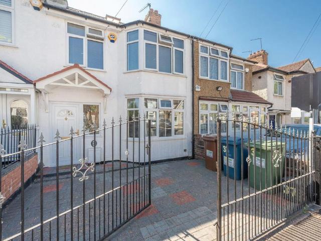 House for sale in Harrow Weald, Greater London