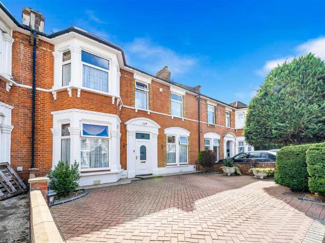 House for sale in Seven Kings, Greater London