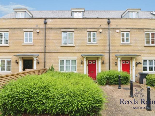 House for sale in Newbury Park, Greater London