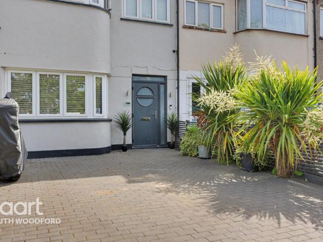 House for sale in Woodford Bridge, Greater London