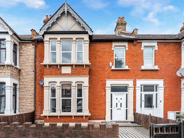 House for sale in Seven Kings, Greater London