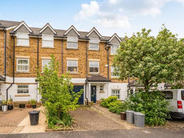 House for sale in Summerstown, Greater London