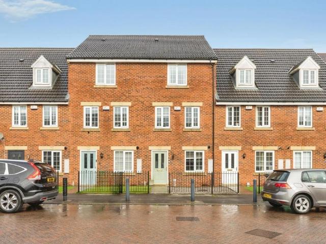 House for sale in Farnley, West Yorkshire