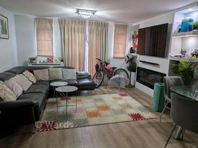 House for sale in Barnes Cray, Greater London