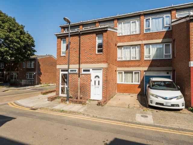House for sale in East Greenwich, Greater London