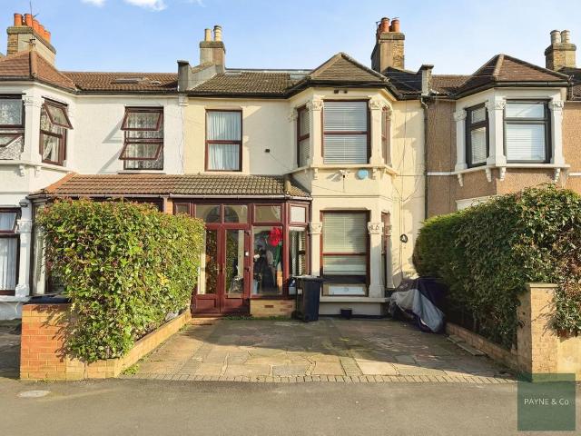 House for sale in Seven Kings, Greater London