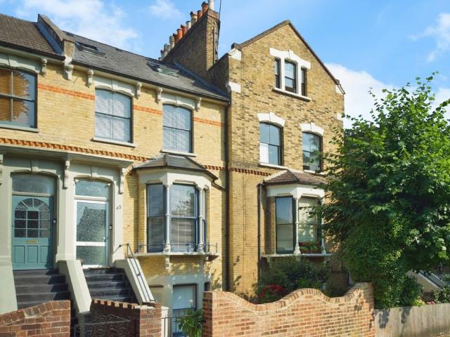 House for sale in Shacklewell, Greater London