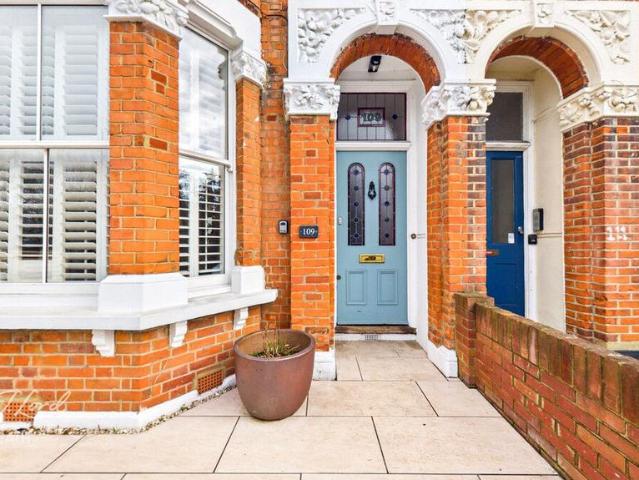 House for sale in Charlton, Greater London
