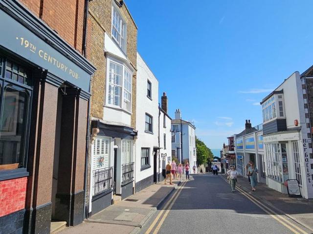 House for sale in Upton, Acol