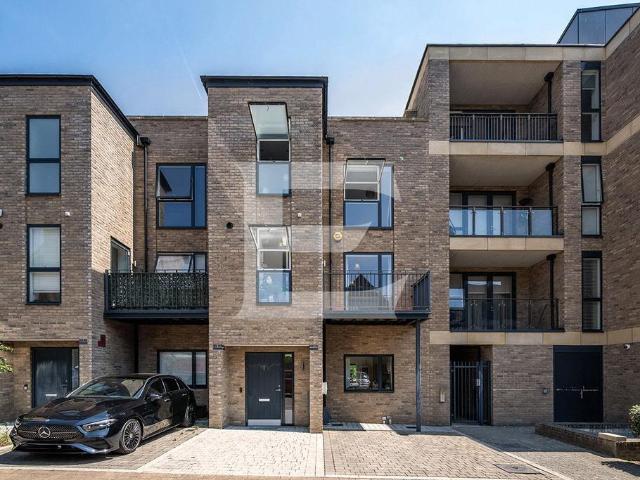 House for sale in West Finchley, Greater London