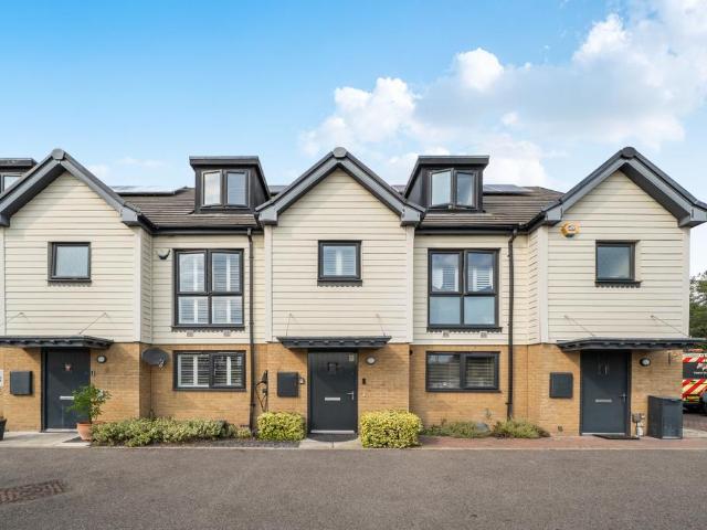 House for sale in Woodford Bridge, Greater London