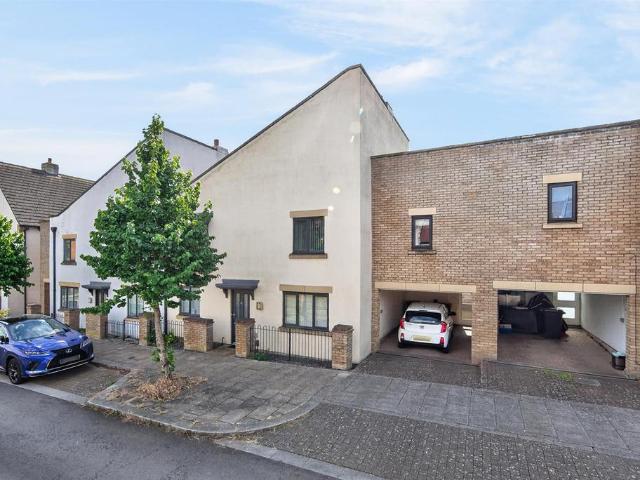 House for sale in Upton