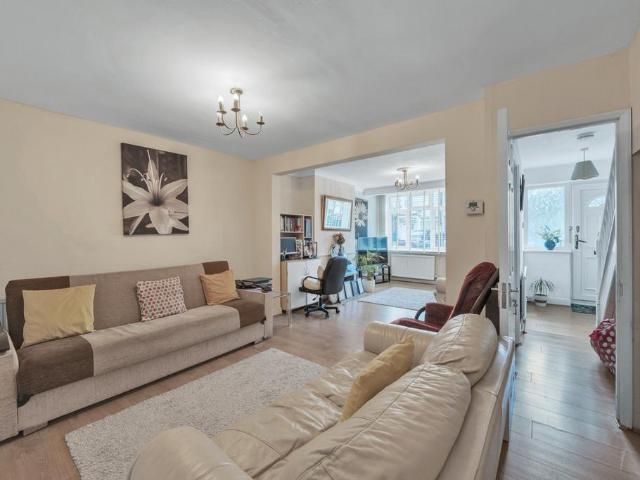 House for sale in Harrow Weald, Greater London