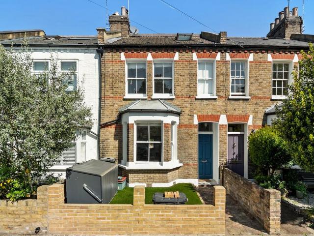 House for sale in London Borough of Hounslow, Strand