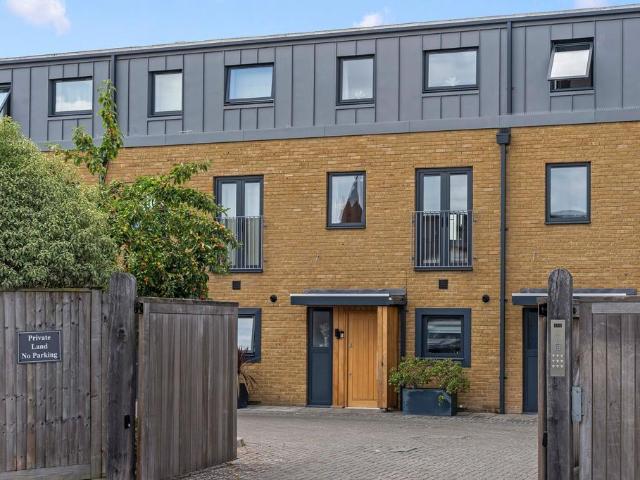 House for sale in Worcester Park, Greater London