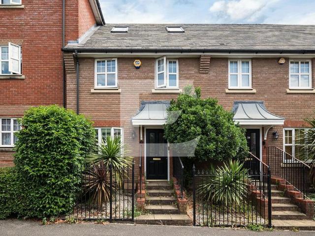 House for sale in West Finchley, Greater London