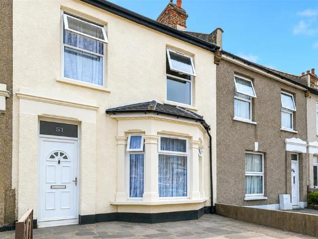 House for sale in Seven Kings, Greater London