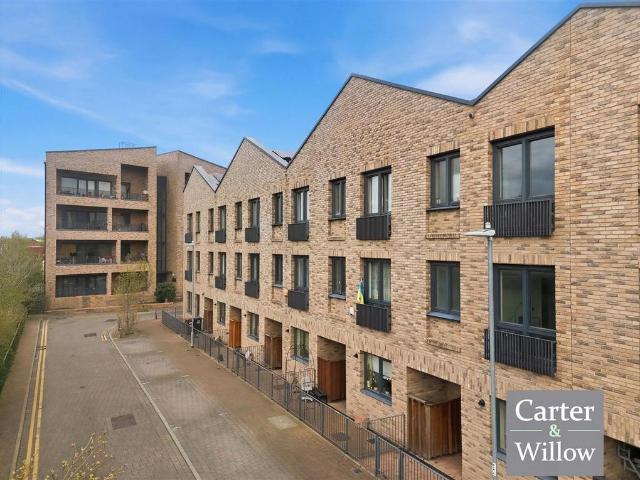 House for sale in Dagenham, Greater London