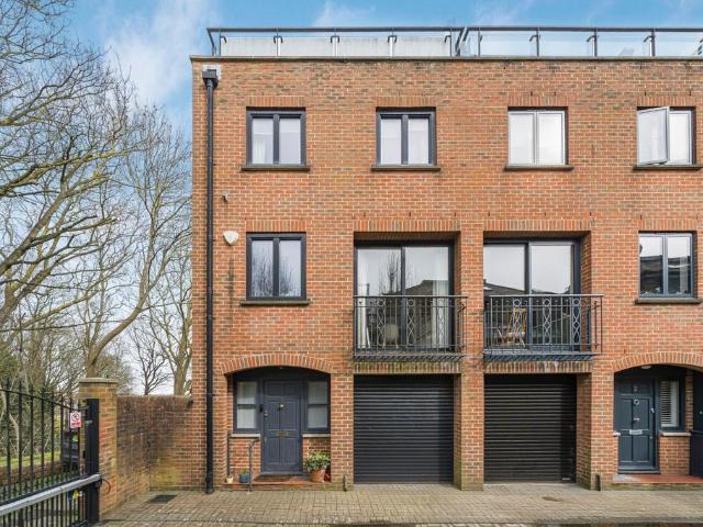 House for sale in Greater London