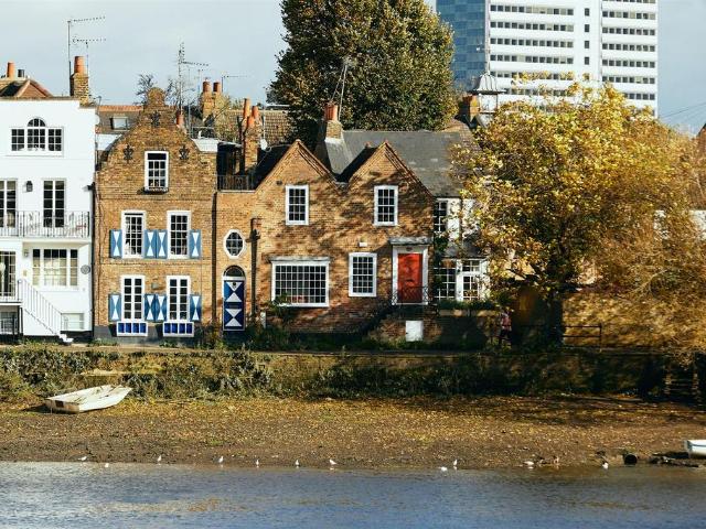 House for sale in London Borough of Hounslow, Strand