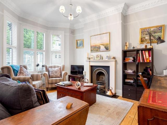 House for sale in Shacklewell, Greater London