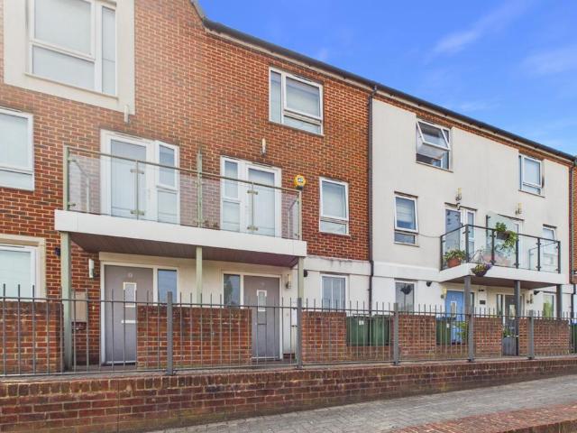 House for sale in Barnes Cray, Greater London
