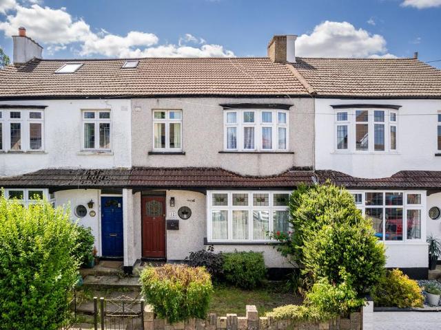 House for sale in Caterham on the Hill, Hillview