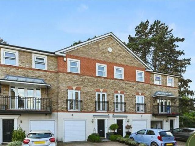 House for sale in Ascot