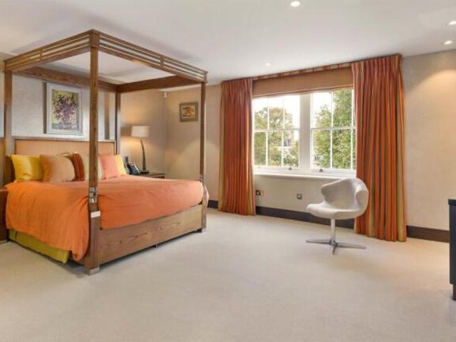 Cottage for sale in Belgravia, Greater London