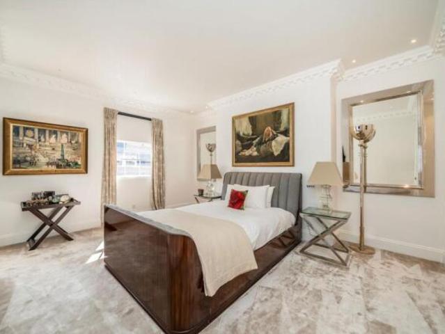 Cottage for sale in Mayfair, Greater London