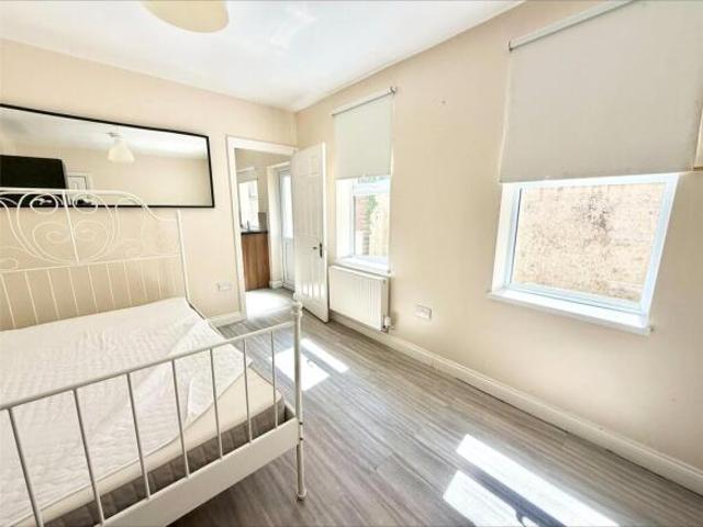 Cottage for sale in Swindon, England