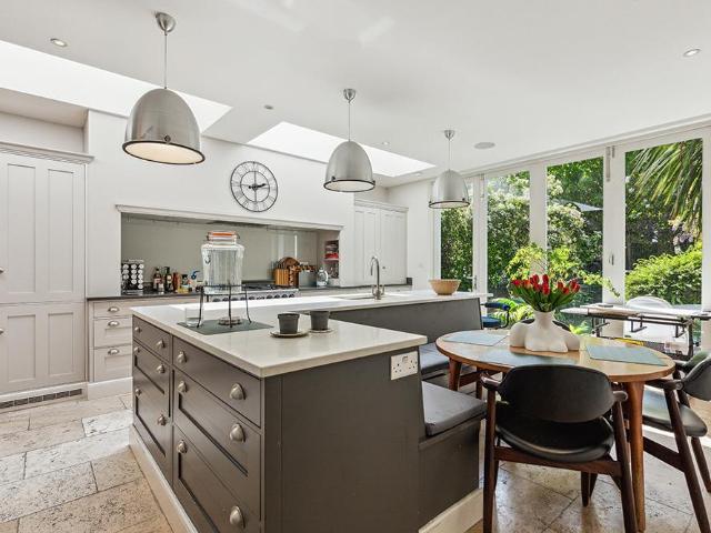 Terraced House for sale in Fulham