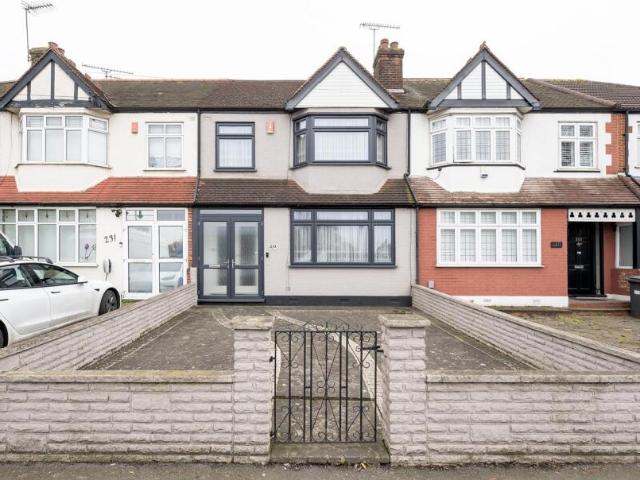 Terraced House for sale in Chingford