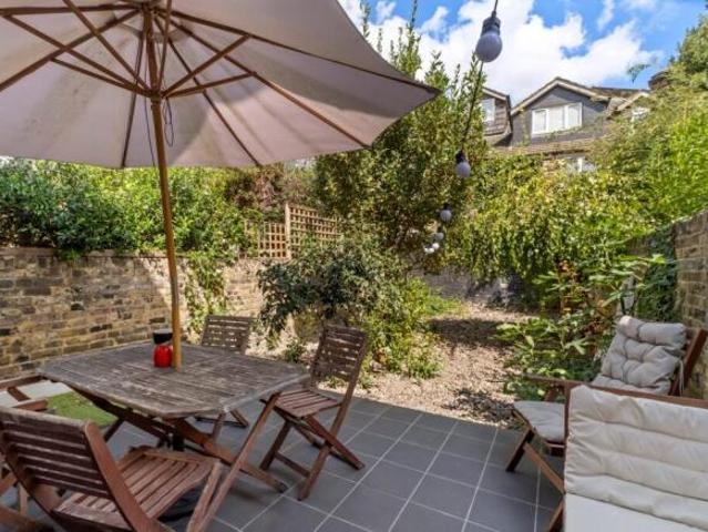Cottage for sale in Fulham, Greater London