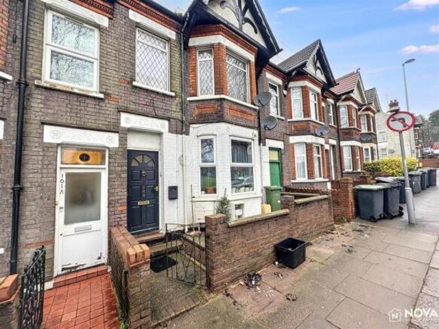 Cottage for sale in Spring Park, Luton