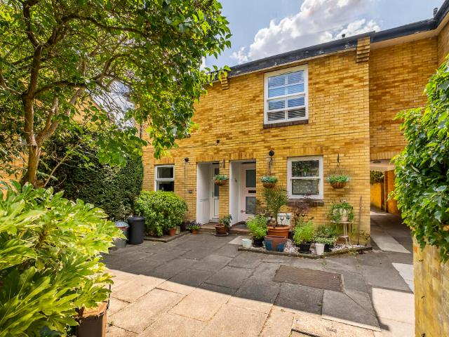 Cottage for sale in Cat Hill