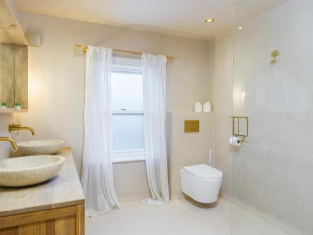 Cottage for sale in Cat Hill