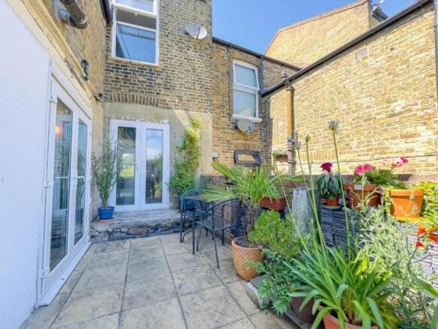 Cottage for sale in Glyndon, Greater London