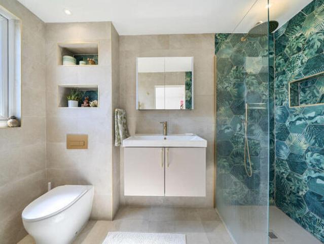 Cottage for sale in South End, Greater London