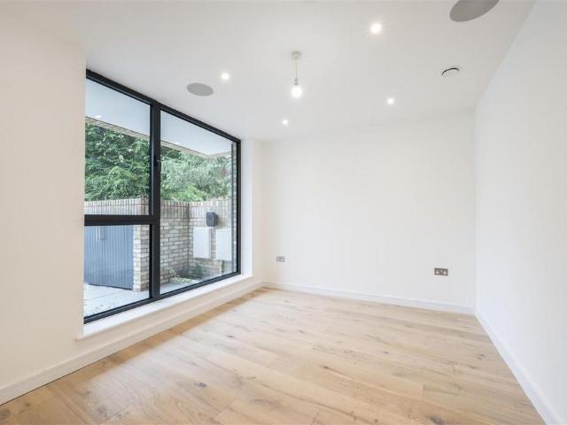 House for rent in London Borough of Merton, Raynes Park