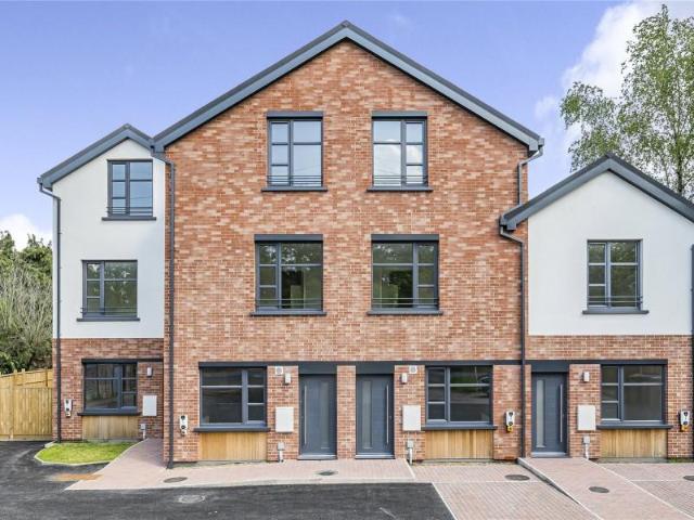 House for rent in Row Town, Surrey